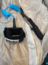 Load image into Gallery viewer, Kāohi double coil wrist leash - accroche poignet (pour wing) en couleur BLEU
